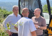 Feti Abazi dhe zv/ministri i Bujqësisë Albrim Hoxha, inspektojnë pastrimin e kanaleve të vaditjes