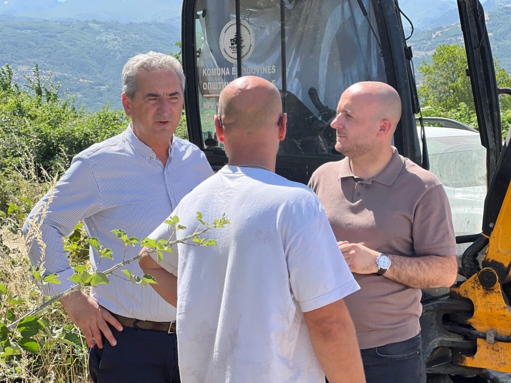 Feti Abazi dhe zv ministri i Bujqësisë Albrim Hoxha  inspektojnë pastrimin e kanaleve të vaditjes