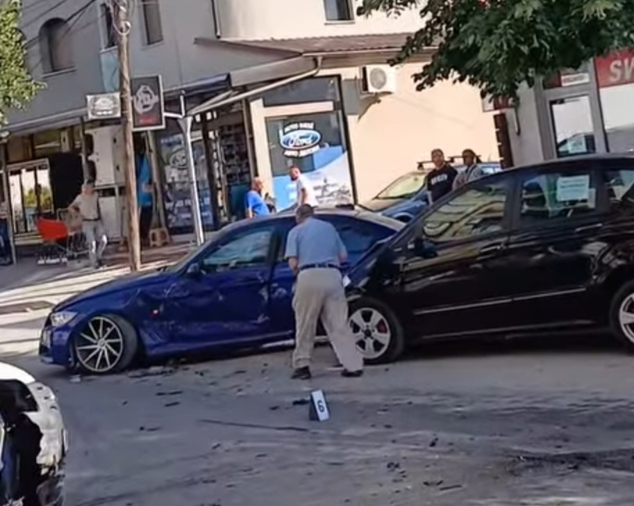 Përplasen dy automjete tek rruga e varrezave në Tetovë  ja detajet