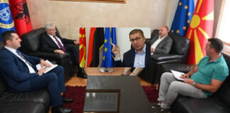 “Vendosja e flamurit maqedonas në zyrë”, a dëshiron Ali Ahmeti t’i afrohet Mickoskit?