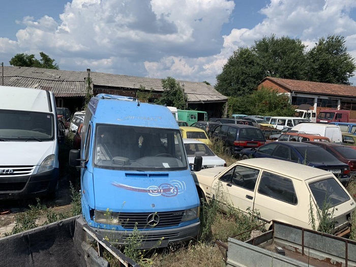 Në shitje mbi 1 000 automjete të shkatërruara për skrap  do të dalin në ankand