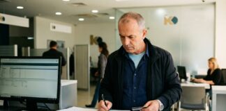 Skandal në një bankë në Maqedoni: I punësuari për 13 herë përvetësoi miliona denarë dhe 63 mijë euro nga klientët