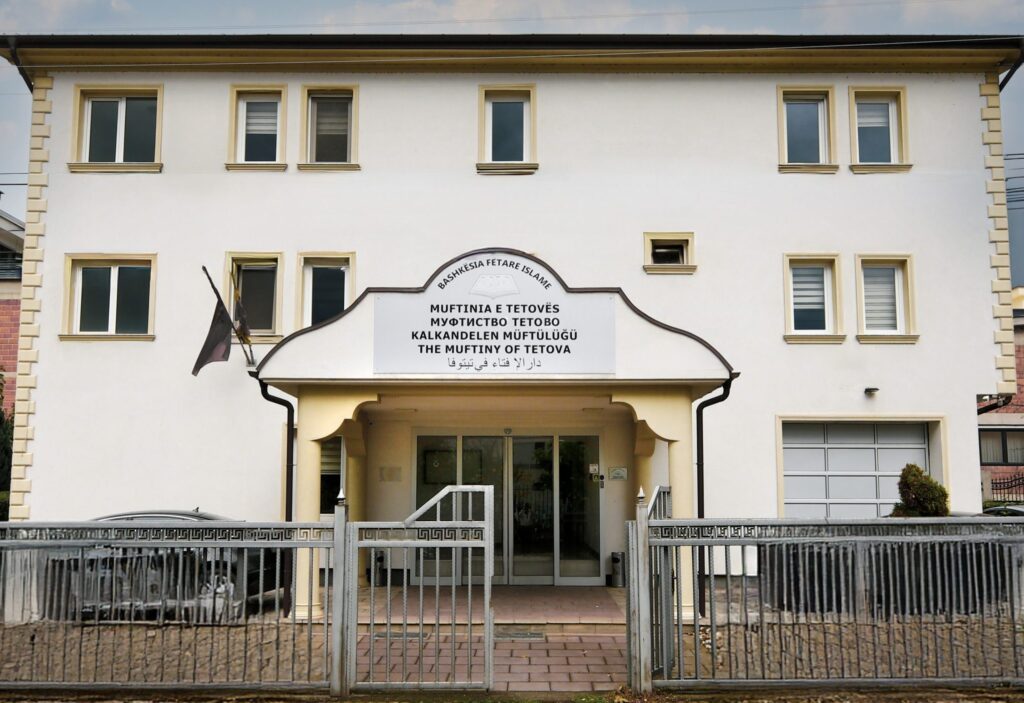 BFI Tetovë  Njëri nga familjarët ka kërkuar që Imami të mos vazhdojë të jetë i pranishëm në ceremoninë e varrimit