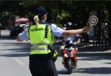 14-vjeçari kapet duke vozitur motoçikletën në kahje të kundërt, sapo sheh policinë ikën me vrap!