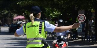 14-vjeçari kapet duke vozitur motoçikletën në kahje të kundërt, sapo sheh policinë ikën me vrap!