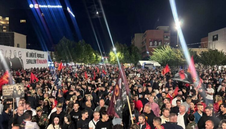 Dita e katërt e protestës  sheshi plot qytetarë kundër vendimit të Hagës