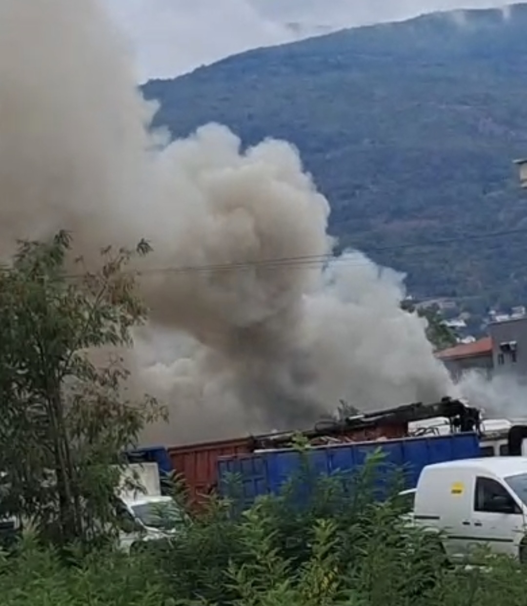 Detaje nga zjarri në hyrje të Tetovës  inspektorët dalin në terren