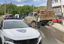 Likovë: Goditën veturën e policisë me kamion dhe sulmojnë policët, tre persona në kërkim