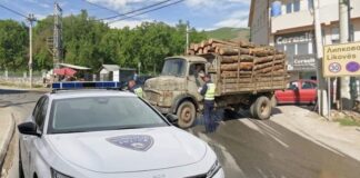 Likovë: Goditën veturën e policisë me kamion dhe sulmojnë policët, tre persona në kërkim