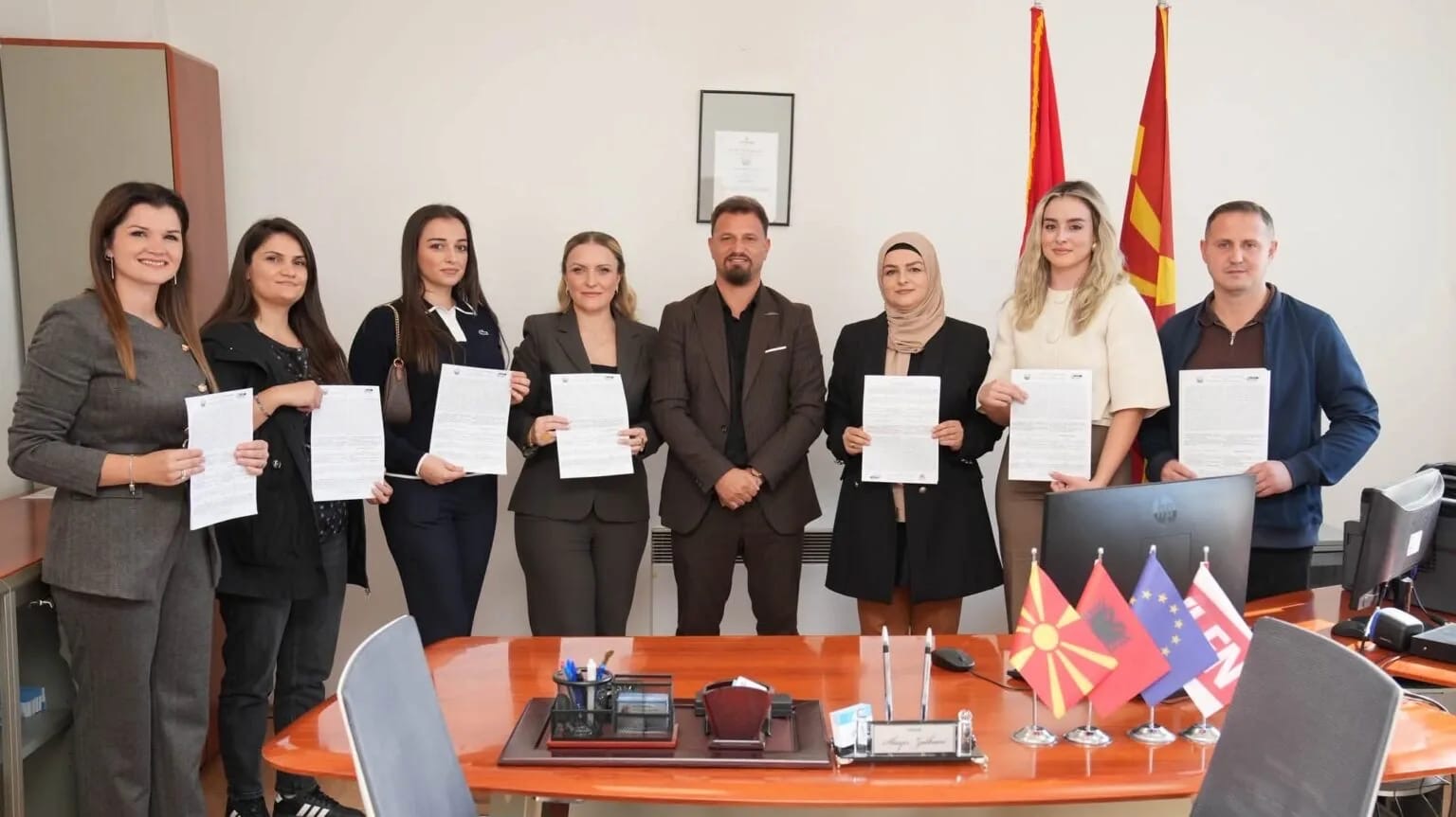 Drejtori i Shëndetit Publik  Shaqir Zulbeari  dhuron 10 vendime pune për 9 muaj   Vazhdojmë për më shumë  në vijim 