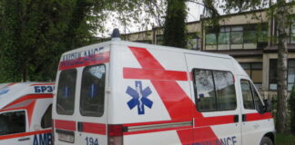 Lëndohet një punëtor në kantierin e Korridorit 8, rrokulliset automjeti transportues