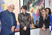 Në Galerinë e Arteve Tetovë u hap ekspozita “Perla kujtimesh” e Enesa Memetit, drejtoresha Meta vlerëson krijimtarinë e artistes
