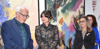 Në Galerinë e Arteve Tetovë u hap ekspozita “Perla kujtimesh” e Enesa Memetit, drejtoresha Meta vlerëson krijimtarinë e artistes