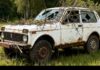 Del nga rruga një Llada Niva, shoferi dhe një pasagjer me lëndime trupore