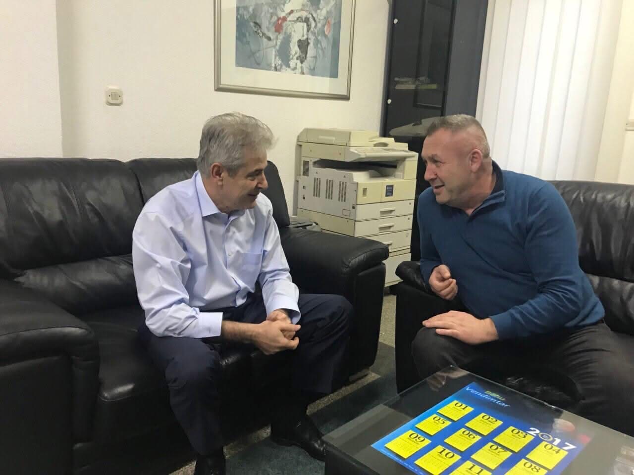  Humbëm një mik   Ali Ahmeti i jep lamtumirën Nexhës  berberit që i qëndroi pranë për 25 vite