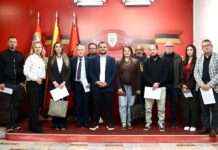 Albi Qamili nënshkruan kontratat me OJQ-të përfituese nga thirrja publike e Komunës së Tetovës