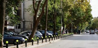 Komuna e Çairit vendos shtylla mbrojtëse në trotuaret e Fushë Topanës, pengon parkimin e veturave!