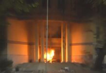 Tirana në kaos! Protestuesit ndezin zjarr te Ministria e Ekonomisë dhe Inovacionit