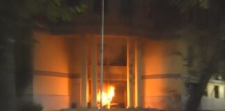 Tirana në kaos! Protestuesit ndezin zjarr te Ministria e Ekonomisë dhe Inovacionit