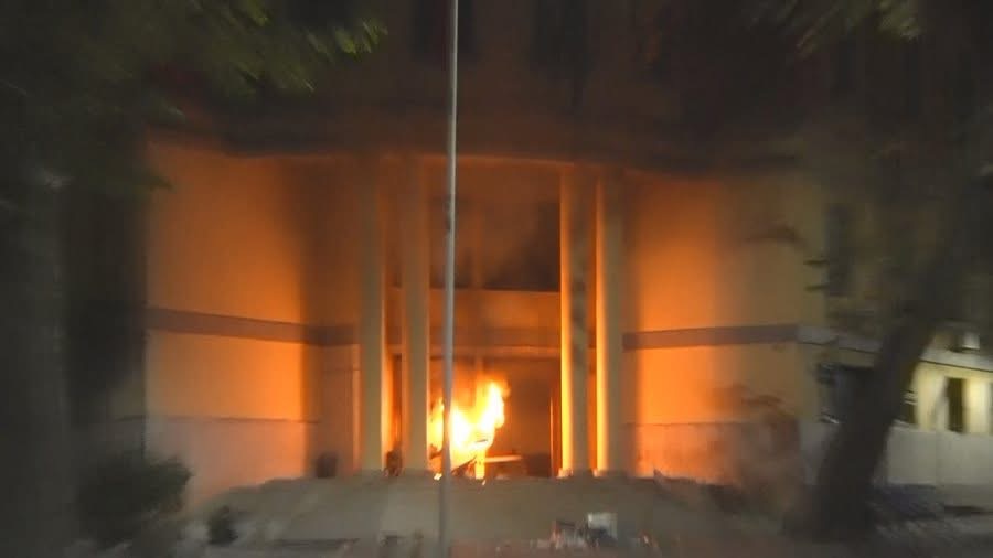 Tirana në kaos  Protestuesit ndezin zjarr te Ministria e Ekonomisë dhe Inovacionit
