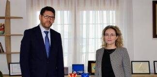 Ministri Ferati dhe ambasadorja Axinte diskutojnë të drejtat e bashkësive dhe ruajtjen e kulturës vllehe